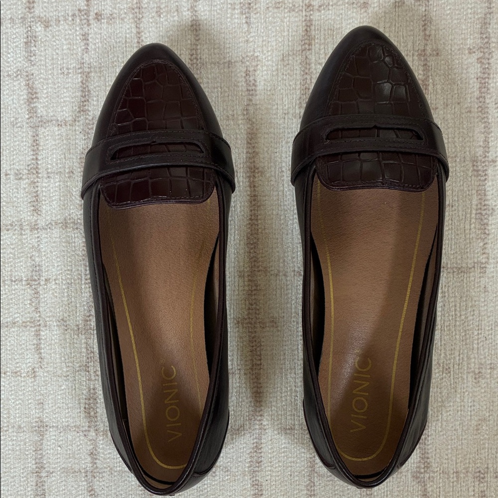 EUC Vionic Burgandy Savannah loafers